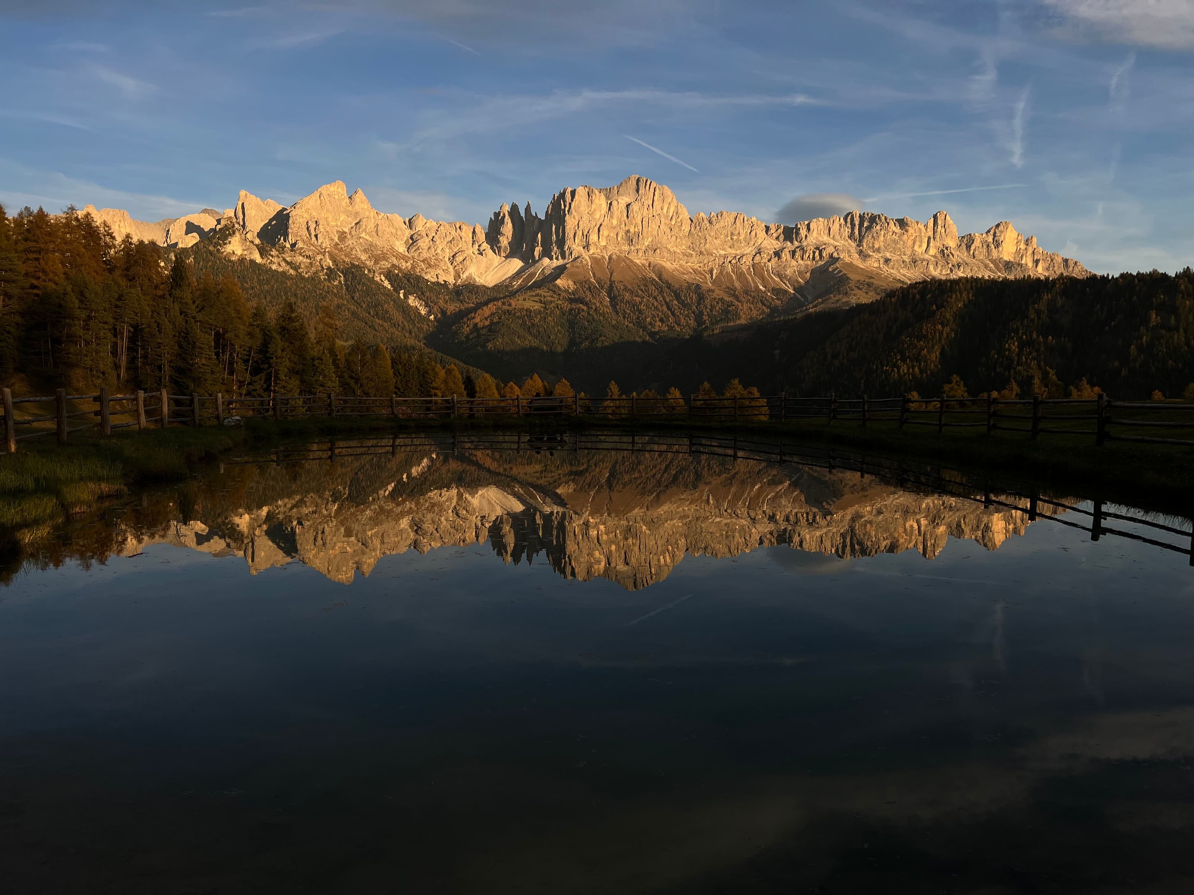 Bergpanorama im Abendlicht mit Spiegelung im Bergsee